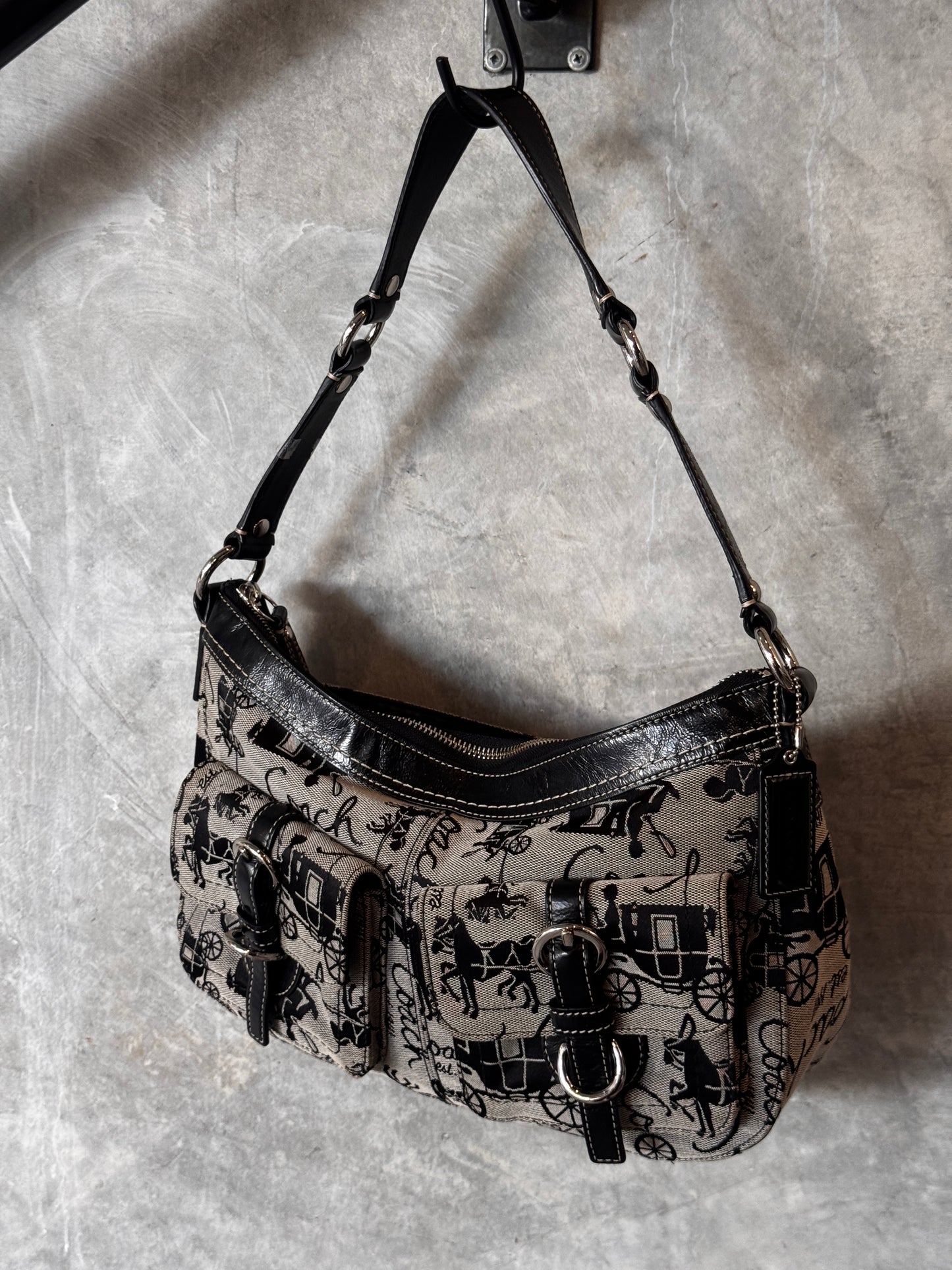 COACH HOBO SIGNATURE HANDBAG