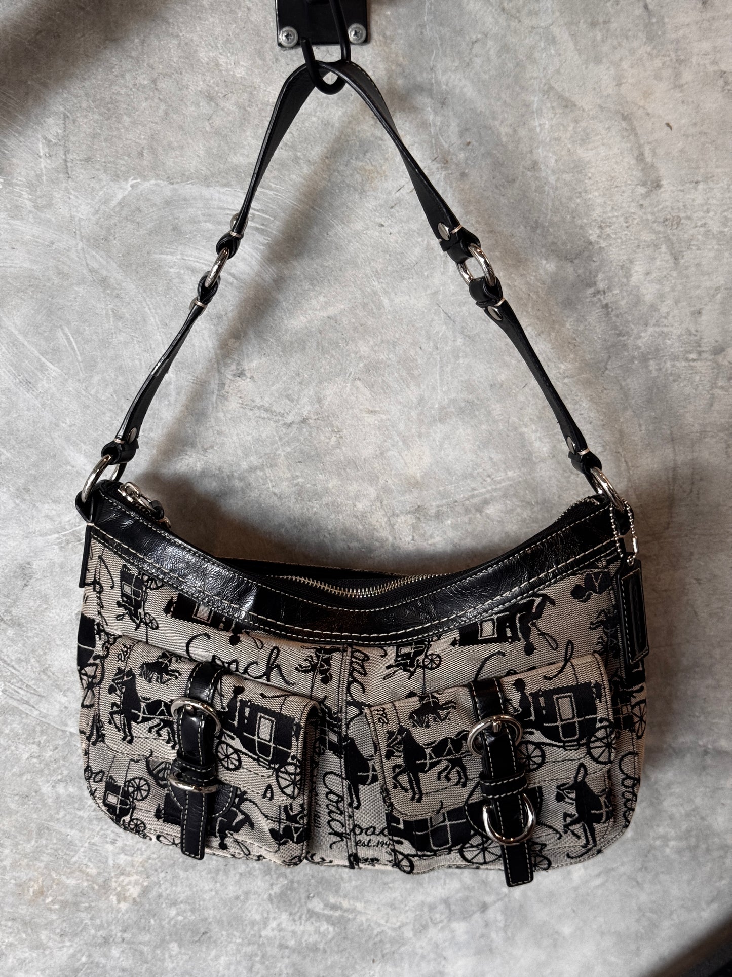 COACH HOBO SIGNATURE HANDBAG