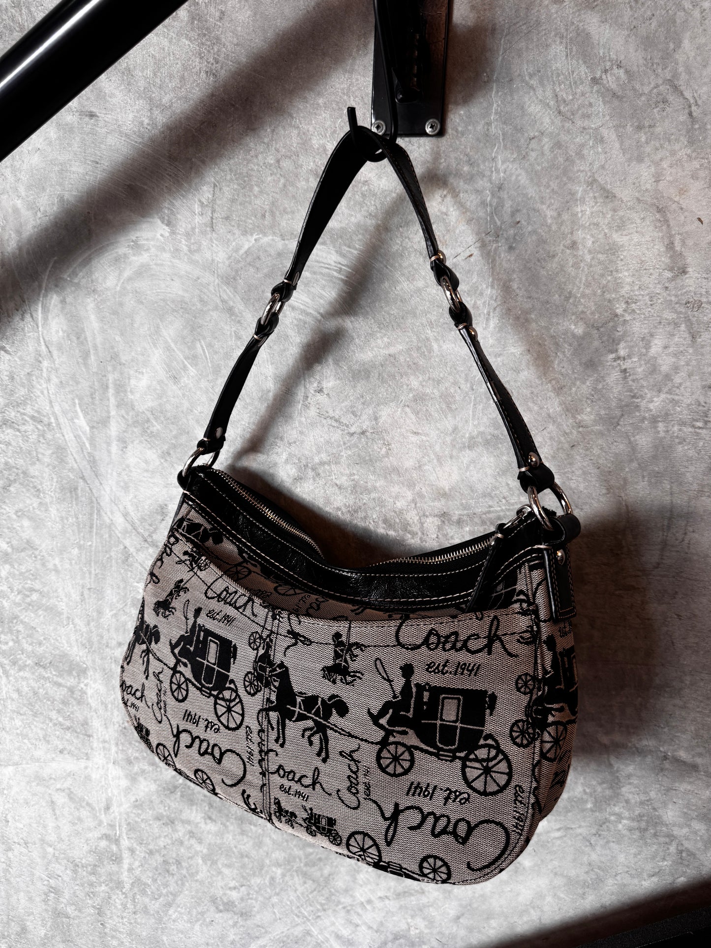 COACH HOBO SIGNATURE HANDBAG