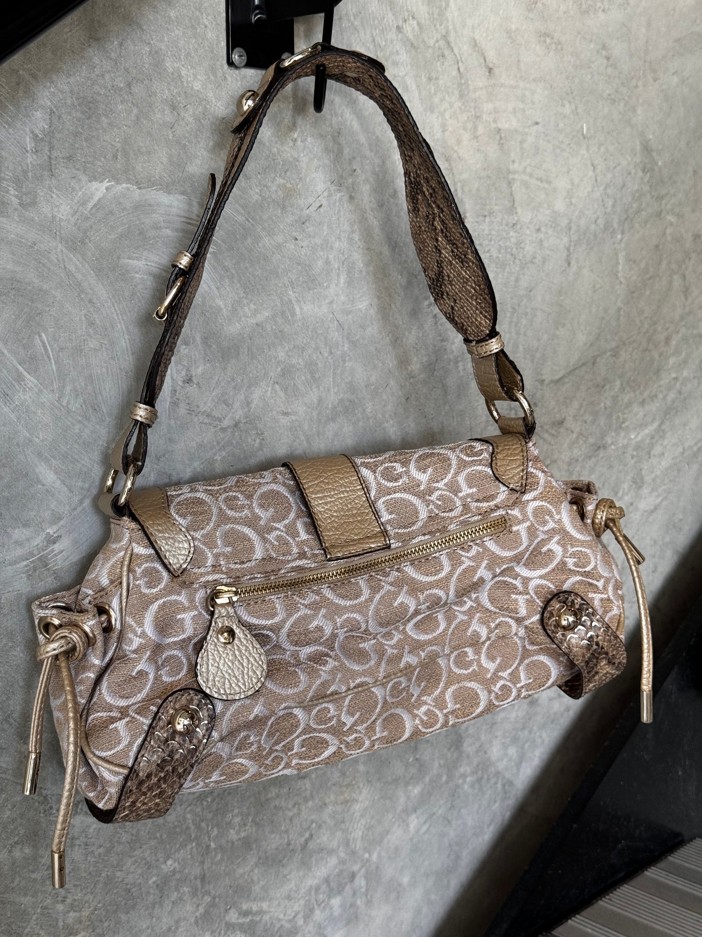 Y2K VINTAGE GUESS HANDBAG